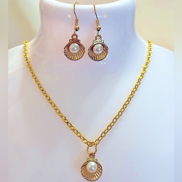 Gold plated faux pearl charm chain necklace seashell earring set - Picture 5 of 5